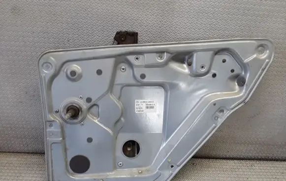 Rear door manual window regulator