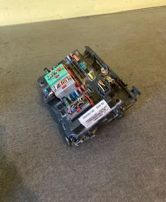 Peugeot 206 Fuse module 9650664180 43477007 9636079380