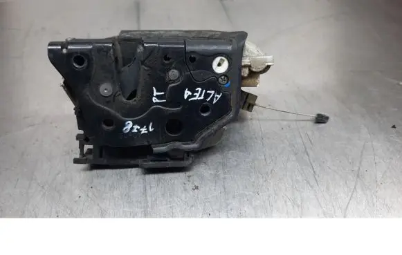 Seat Altea XL Front door lock