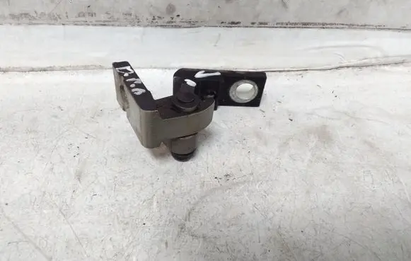 Volkswagen Touran I Rear door upper hinge