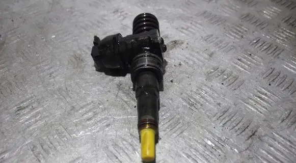 Volkswagen Golf Plus Fuel injector 0414720215