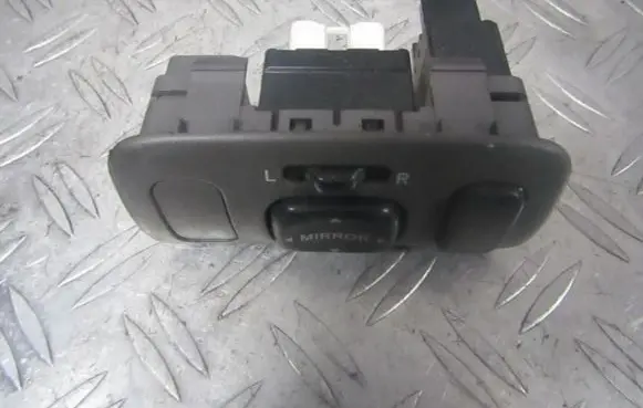 Toyota RAV 4 (XA10) Wing mirror switch