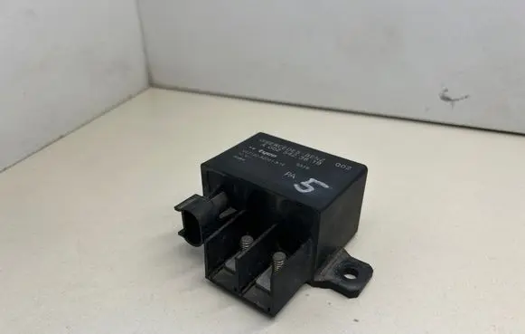 Mercedes-Benz E W211 Charging relay A0025423819 V23132A2001X14