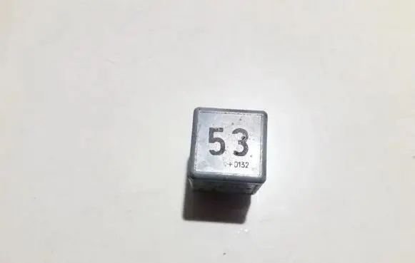 Volkswagen PASSAT B6 Other relay 141951253 v23134-b52-x227