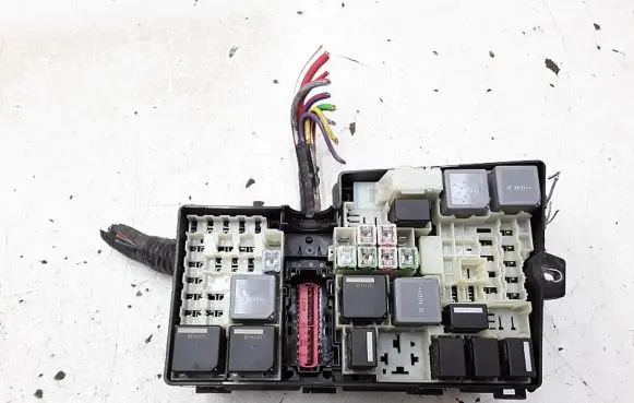Ford C-MAX II Fuse module av6t14a142ab