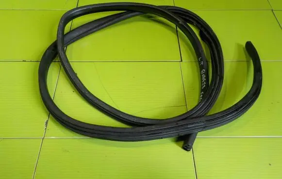 Land Rover Freelander 2 - LR2 Front door rubber seal 8AB23