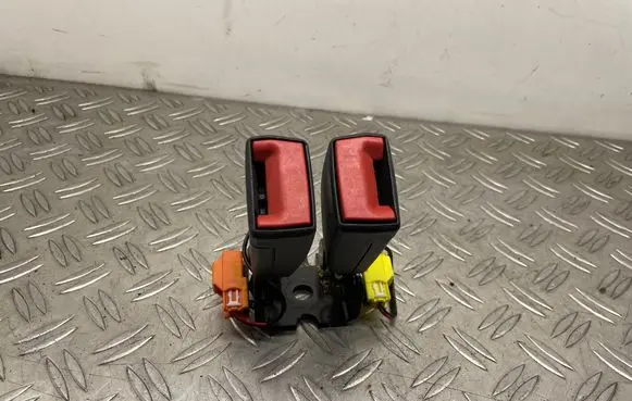 Middle seatbelt buckle (rear)