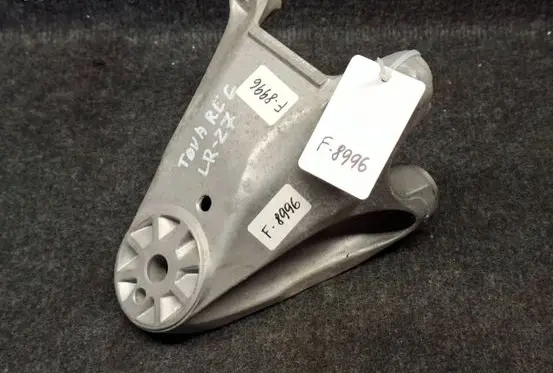Volkswagen Touareg II Engine mounting bracket 7L8199307K