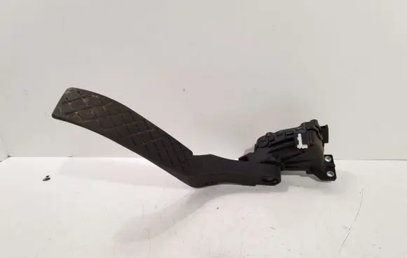 Volkswagen Touareg II Accelerator throttle pedal 7L0723507E