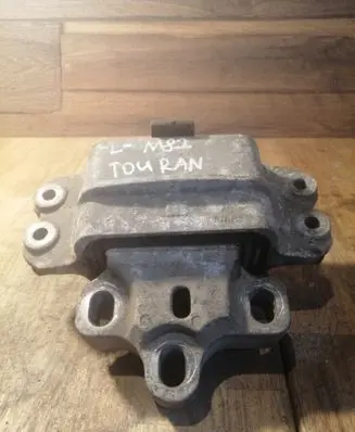 Volkswagen Touran I Engine mount bracket