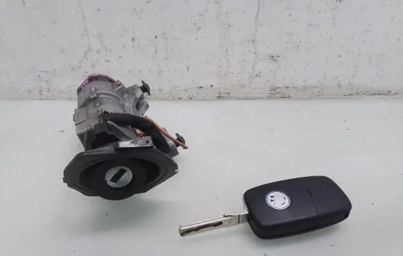 Volkswagen PASSAT B5 Ignition lock 4B0905851