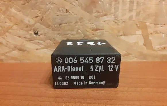 Mercedes-Benz E W124 Fuel pump relay 0065458732 1323