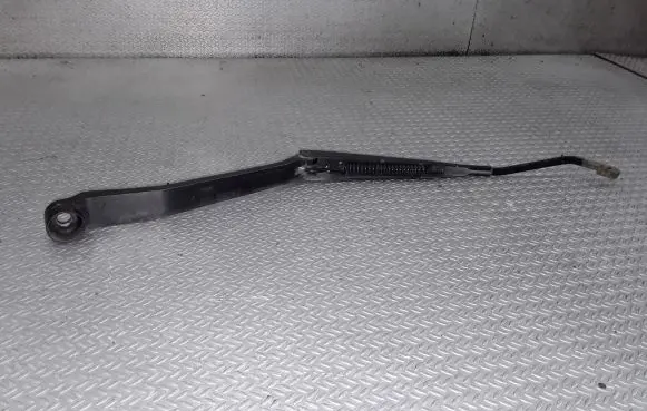 Toyota RAV 4 (XA20) Front wiper blade arm