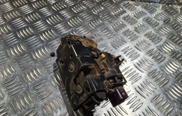 Volkswagen Golf IV Coupe door lock (next to the handle) 