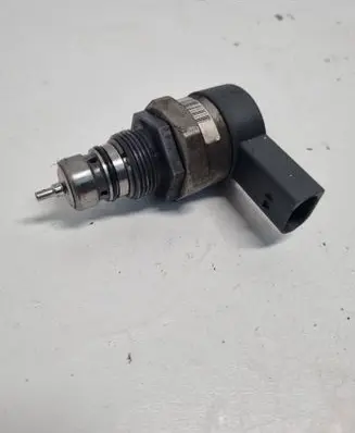 Volkswagen PASSAT B6 Fuel pressure regulator 057130764H 0281006003