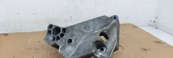Volkswagen PASSAT B5.5 Engine mounting bracket 038199207H