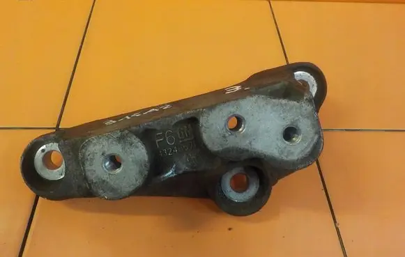 Opel Insignia A Gearbox mounting bracket 13248571