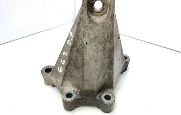 Honda Legend III KA9 Engine mounting bracket
