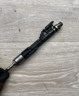 BMW X1 E84 Fuel injector 7597870 13647597870