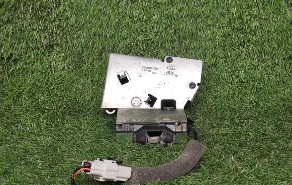 Ford Mondeo Mk III Tailgate/trunk/boot lock/catch/latch 3S7143102AB