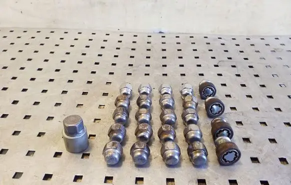 Nissan Juke I F15 Nuts/bolts 