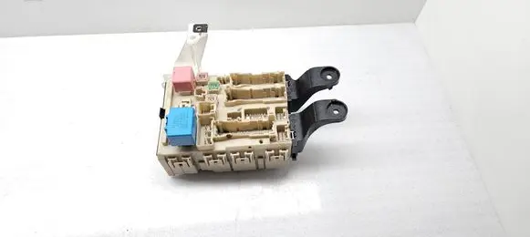 Toyota Avensis T270 Fuse module 8273005690