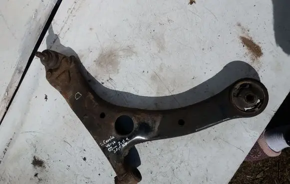 Toyota Corolla E110 Front lower control arm/wishbone