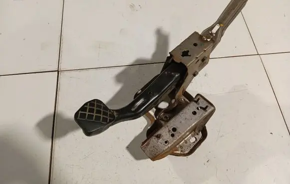 Volkswagen Polo IV 9N3 Brake pedal 601721115H