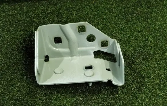 Opel Vivaro Fender mounting bracket 3512063R 93451643