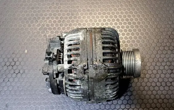 Volvo XC90 Generator/alternator 30667787 0124525060