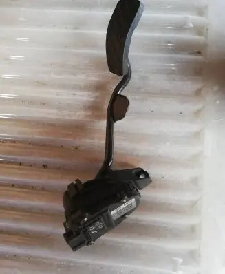 Volkswagen PASSAT B5.5 Accelerator throttle pedal 8e2721523