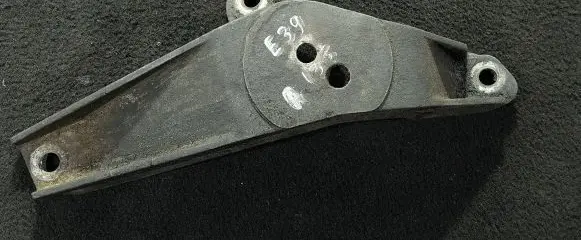 BMW 5 E39 Engine mounting bracket