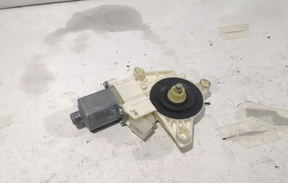 Mercedes-Benz C W204 Front door window regulator motor A2048200242 013822502