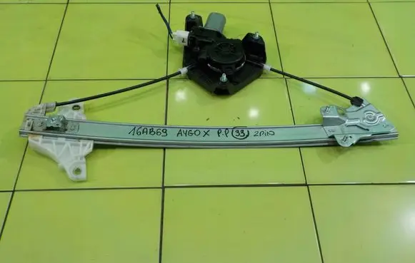 Nissan Leaf I (ZE0) Front door window regulator with motor PRZOD