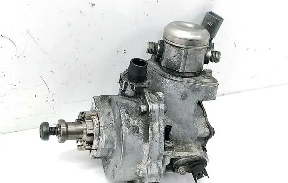 BMW X5M E70 Fuel injection high pressure pump 7610761 13517610761