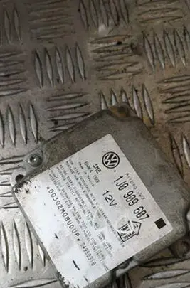 Volkswagen PASSAT B5 Airbag control unit/module 1j0909607