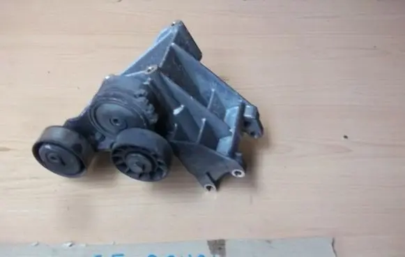 Citroen C5 Engine mounting bracket 9681855180