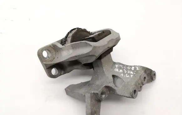 Nissan Qashqai Engine mount bracket