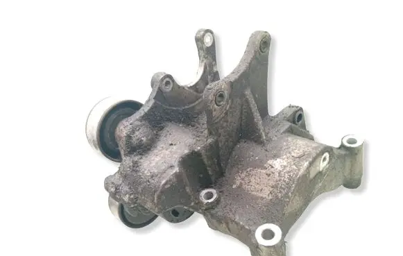 Hyundai Santa Fe Generator/alternator bracket 