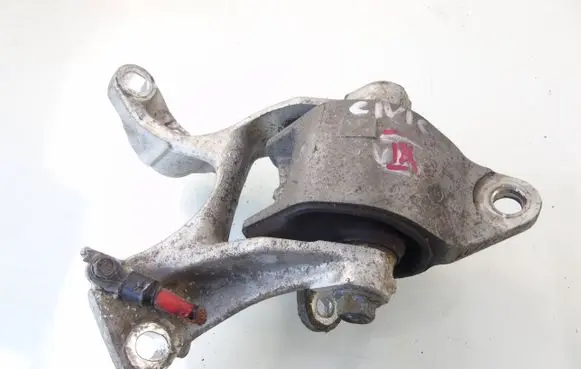 Engine mount vacuum valve