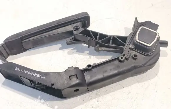 Mercedes-Benz E W210 Accelerator throttle pedal A2113000504