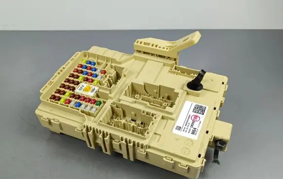 Hyundai Kona I Fuse module 91951CM350