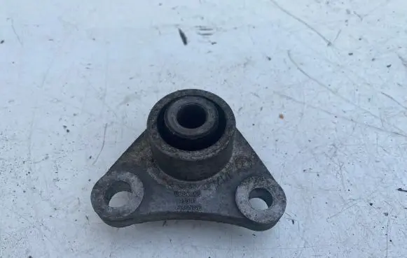 Volvo V70 Engine mount bracket 8666205