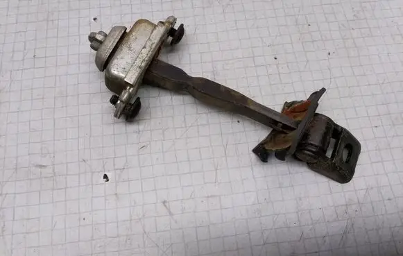Skoda Octavia Mk2 (1Z) Rear door check strap stopper 1Z0839249