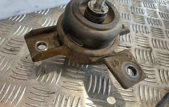 Hyundai Santa Fe Engine mount bracket 218122B500