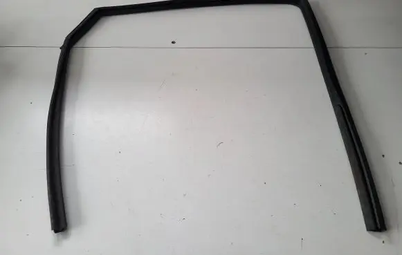 Nissan Qashqai Rubber seal rear door window/glass 823304EA0A