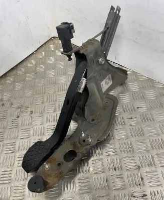 Volkswagen Transporter - Caravelle T5 Brake pedal 7H1721143 7H1721057