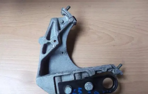 Citroen C5 Aircross Engine mounting bracket 9681855180