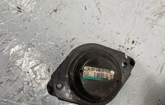 Mercedes-Benz R W251 Engine mount bracket A2512402717