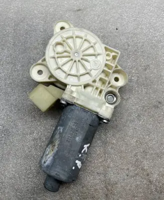 Mercedes-Benz E W211 Front door window regulator motor 2118202942
